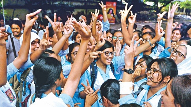 এসএসসি পরীক্ষার ফল: ধারাবাহিকভাবে এগিয়ে মেয়েরা