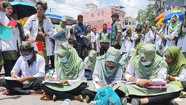 রাস্তায় প্রতীকী পরীক্ষা ও বিষপান রামেবির নার্সিং শিক্ষার্থীদের