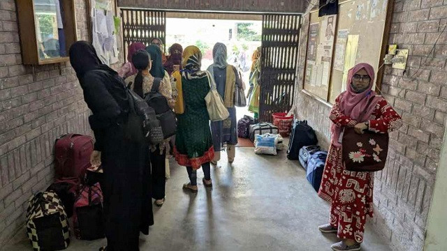 বাকৃবিতে সংঘর্ষ : হল ছাড়ছেন অনেকেই, বিক্ষোভে ছাত্রদের একাংশ