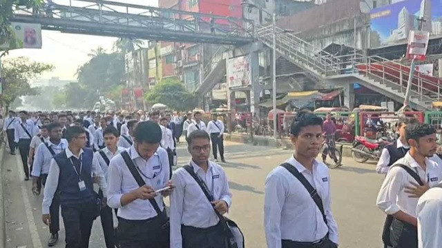 সায়েন্সল্যাব অবরোধ করেছেন ঢাকা কলেজের উচ্চমাধ্যমিকের শিক্ষার্থীরা