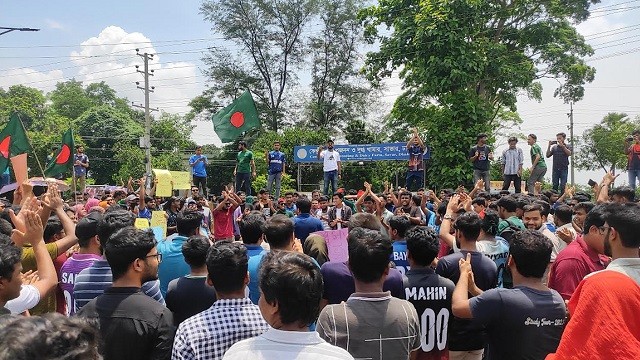 ফের ঢাকা-আরিচা মহাসড়ক অবরোধ করেছেন জাবি শিক্ষার্থীরা