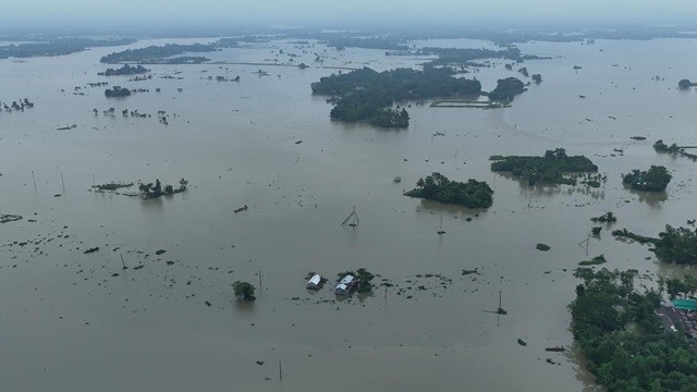 সুনামগঞ্জে আশ্রয়কেন্দ্রে বাড়ছে বানভাসি মানুষ