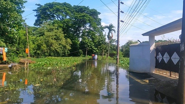 সুরমার পানি কমলেও নিম্নাঞ্চলে মানুষের দুর্ভোগ এখনো কমেনি