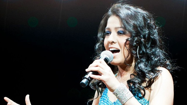 মঞ্চে হঠাৎ কান্না শুরু সুনিধি চৌহানের, থামিয়ে দিলেন গান