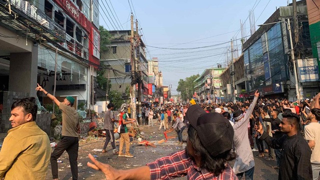 সিলেটে কেএফসি, ডোমিনোস পিজ্জা ও বাটার আউটলেটে ভাঙচুর