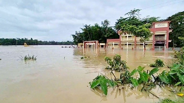 সিলেটে বাঁধ ভেঙে লক্ষাধিক মানুষ পানিবন্দি