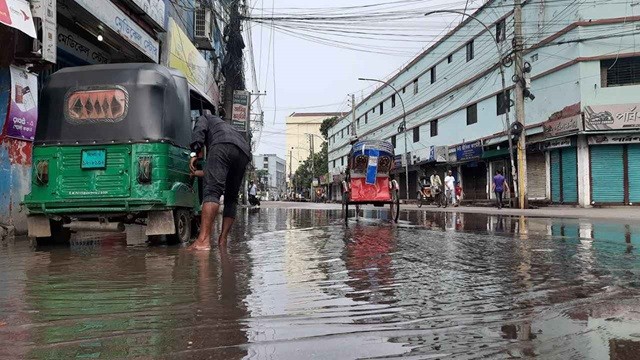 সিলেট শহরে ঢুকছে বন্যার পানি