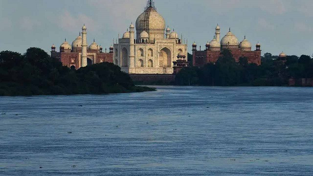 ফের তাজমহলের দেয়াল ছুঁলো যমুনার পানি