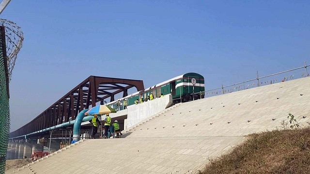 ৩ মিনিটেই যমুনা রেলসেতু পার হলো ট্রেন