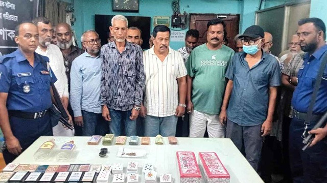 জুয়ার আসরে যৌথবাহিনীর হানা, বিএনপি নেতাসহ গ্রেফতার ৩৫