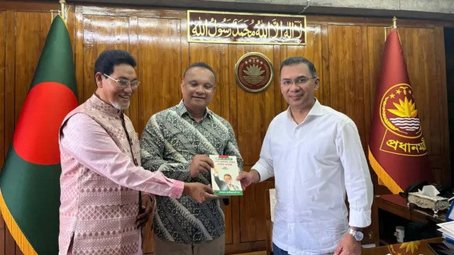 ৮টি ফ্ল্যাগশিপ কর্মসূচির বুকলেট কপি প্রধানমন্ত্রীর হাতে