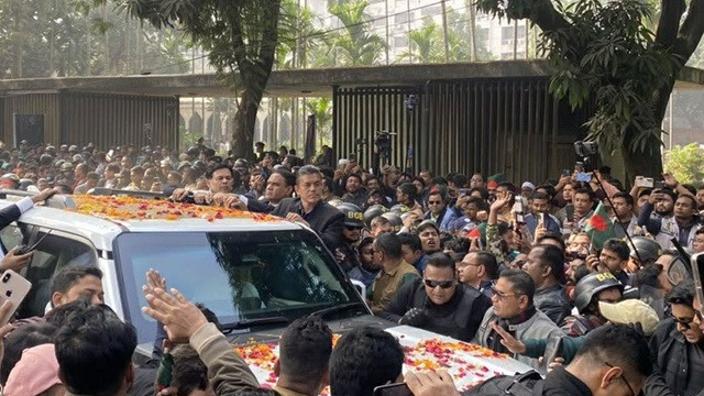 হাদির কবর জিয়ারত করে ইসির পথে তারেক রহমান