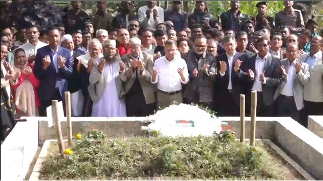 শহীদ ওসমান হাদির কবর জিয়ারত করলেন তারেক রহমান