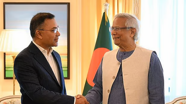 অধ্যাপক মুহাম্মদ ইউনূসের সঙ্গে তারেক রহমান। ফাইল ছবি