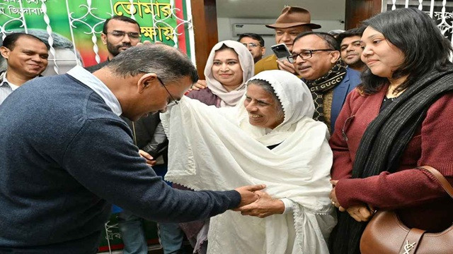 মা হারানো তারেক রহমানের মাথায় মাতৃস্নেহের হাত