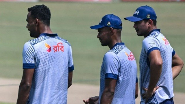 মিরপুরে ফেরার লড়াই চলছে তাসকিন-মোস্তাফিজদের