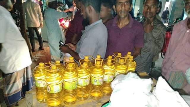 রাতে টিসিবির পণ্য বাড়িতে নেওয়ার চেষ্টা, আটকে দিলেন স্থানীয় বাসিন্দারা