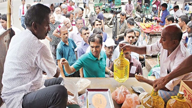 চি‌নি ৭০, সয়াবিন তেল ১০০ টাকায় বি‌ক্রি করবে সরকার