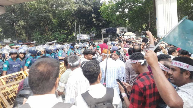শাহবাগ মোড়ের আগেই শিক্ষকদের আটকে দিলো পুলিশ