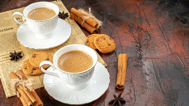 সকালে খালি পেটে চা খান? জেনে নিন কী হয়