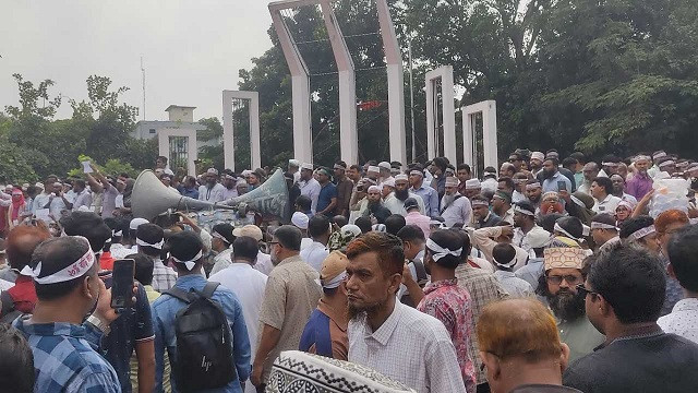 শাহবাগে অবরোধের প্রস্তুতি, শহীদ মিনারে বিপুলসংখ্যক শিক্ষকের অবস্থান