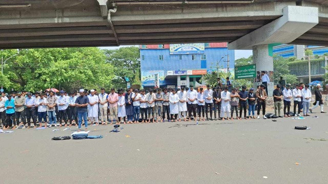 সড়কেই জোহরের নামাজ আদায় করলেন পলিটেকনিক শিক্ষার্থীরা