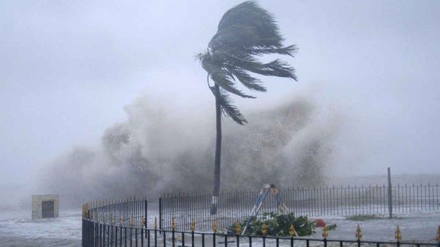 রাতেই ধেয়ে আসছে তীব্র ঝড়, নদীবন্দরে সতর্কসংকেত