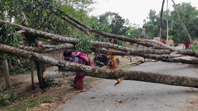 ঠাকুরগাঁওয়ে কয়েক মিনিটের ঝড়ে লন্ডভন্ড কয়েকটি গ্রাম, নিহত ১