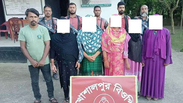 অবৈধভাবে ভারতে যাওয়ার সময় আটক ৭