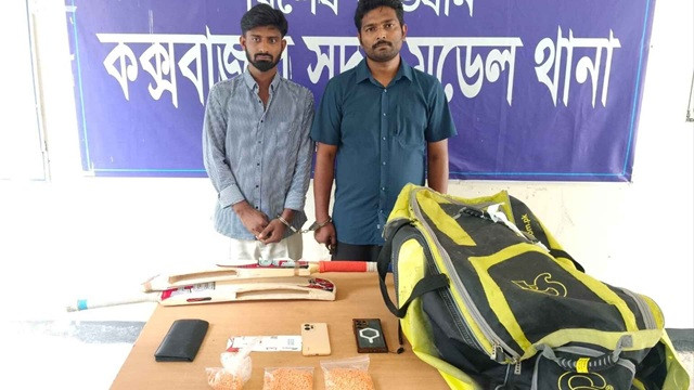 ক্রিকেট ব্যাটে ইয়াবা পাচার, বিমানবন্দরের চাকরিচ্যুত কর্মীসহ আটক ২