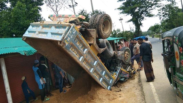 টেকনাফে ডাম্পট্রাক নিয়ন্ত্রণ হারিয়ে যুবক নিহত