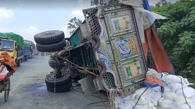 সিরাজগঞ্জের মহাসড়কে ট্রাক উল্টে ৩ ঘণ্টা যানজট