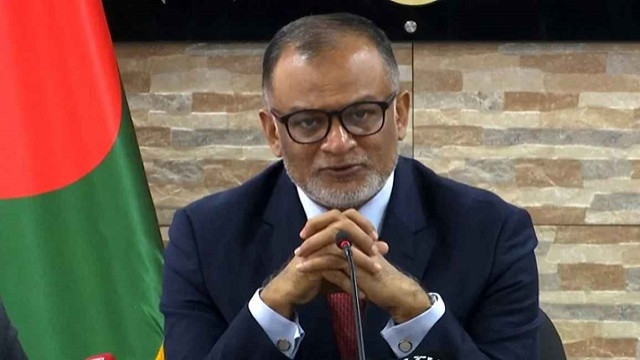 তৈরি পোশাকসহ অনেক খাতে এগিয়ে থাকলেও সামগ্রিকভাবে পিছিয়ে বাংলাদেশ