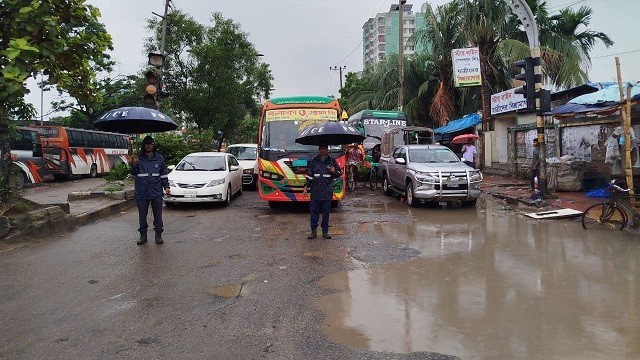 জলাবদ্ধতায় যানজটের চাপ সামলাতে হিমশিম পুলিশ