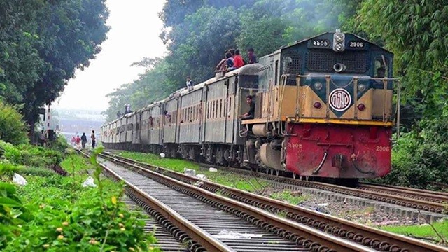 টাঙ্গাইলে ট্রেনের ইঞ্জিন বিকল, উত্তরবঙ্গের সঙ্গে ঢাকার যোগাযোগ বন্ধ