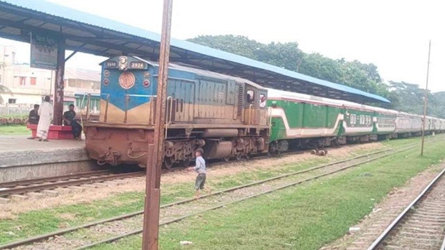 প্রতিদিন ৪ ঘণ্টা বিলম্ব, স্টেশনে এসে জানা যায় আসবে না ট্রেন