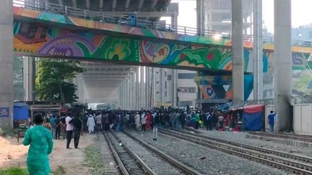 শিক্ষার্থীদের আন্দোলন : মহাখালীতে আটকে আছে ২ ট্রেন