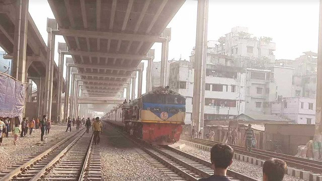 অবরোধের মুখে উল্টোপথে ফিরে গেল ট্রেন