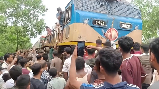 কক্সবাজারে দুর্ঘটনার পর ট্রেন আটকে বিক্ষোভ, তদন্ত কমিটি গঠন