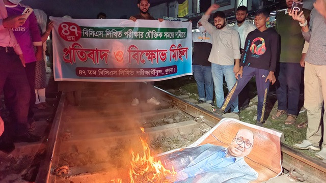 ৮ ঘণ্টা পর রেলপথ অবরোধ প্রত্যাহার, খুলনায় ট্রেন চলাচল স্বাভাবিক