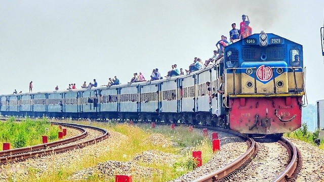 ঢাকা থেকে যখন সেসব ট্রেন সীমিত পরিসরে চলছে