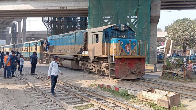 আশ্বাস পেয়ে রেলপথ ছাড়লেন গেটকিপার-ওয়েম্যানরা, ট্রেন চলাচল শুরু