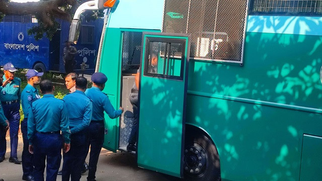 সবুজ প্রিজনভ্যানে ট্রাইব্যুনালে হাজির দুই সেনা কর্মকর্তা