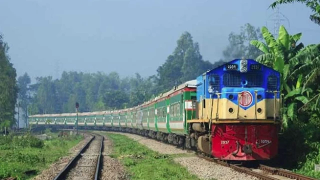 ইঞ্জিন বিকল, ঢাকার সঙ্গে উত্তরাঞ্চলের ট্রেন চলাচল বন্ধ