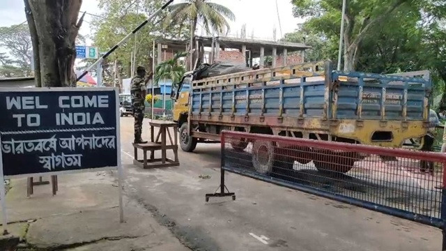 ত্রিপুরায় প্রবেশের অপেক্ষায় ইলিশবোঝাই ট্রাক