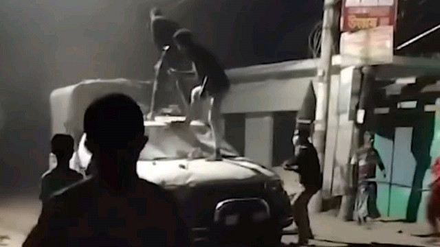 টুঙ্গিপাড়ায় পুলিশের ওপর হামলার ঘটনায় ৫২১ জনের বিরুদ্ধে মামলা