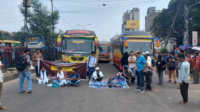 নতুন বাজারে সড়ক অবরোধ ইউআইইউ শিক্ষার্থীদের, যান চলাচল বন্ধ