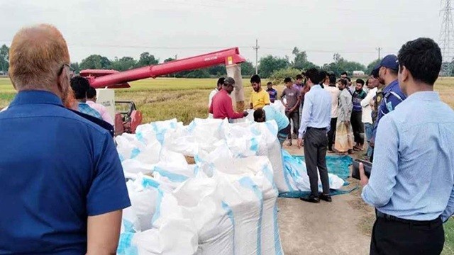 জমির ধান কেটে নিল প্রশাসন, মা, স্ত্রী-সন্তানের খবার দুশ্চিন্তায় কৃষক