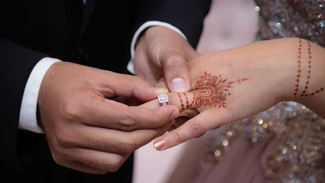 হবু বউকে আংটি পরিয়ে দেওয়া জায়েজ?