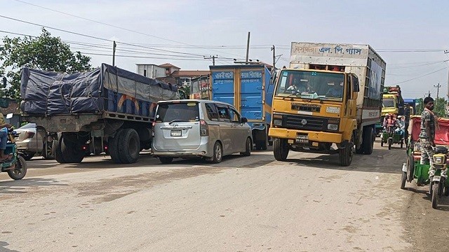 ২৫ কিমি যানজট, মধ্যরাত থেকে আটকা যাত্রীরা